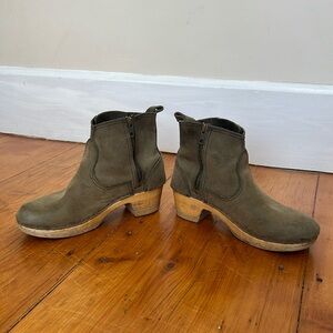 No. 6 clogs (mid heel buckle boot) nubuck leather olive size 9 / 40.